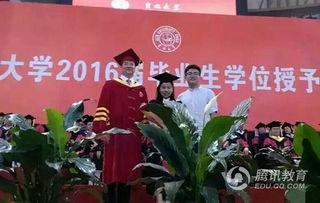 毕业求婚校长吃瓜视频,毕业典礼上校长的意外求婚吃瓜记